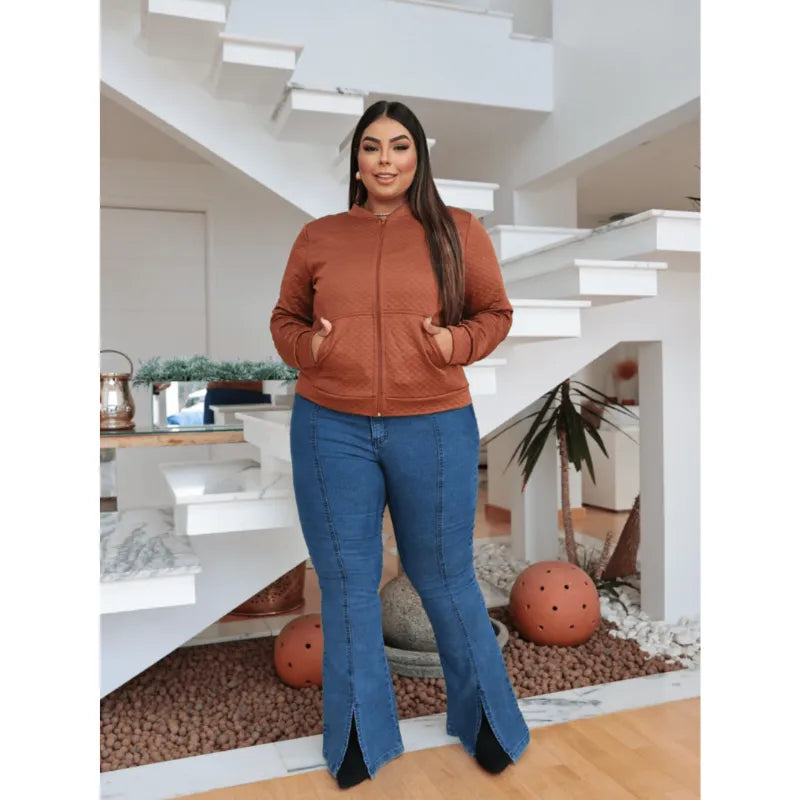 Suéter moletom plus size marrom com zíper e bolsos.