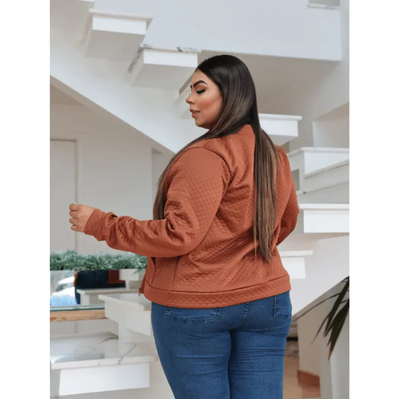 Suéter moletom plus size marrom com zíper e bolsos.