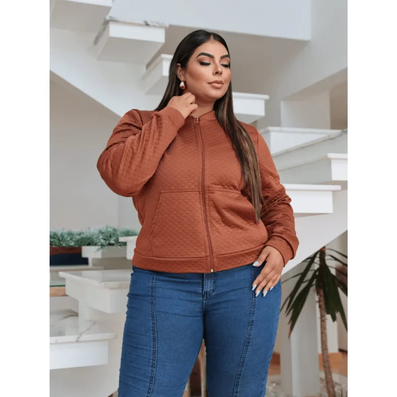 Suéter moletom plus size marrom com zíper e bolsos.