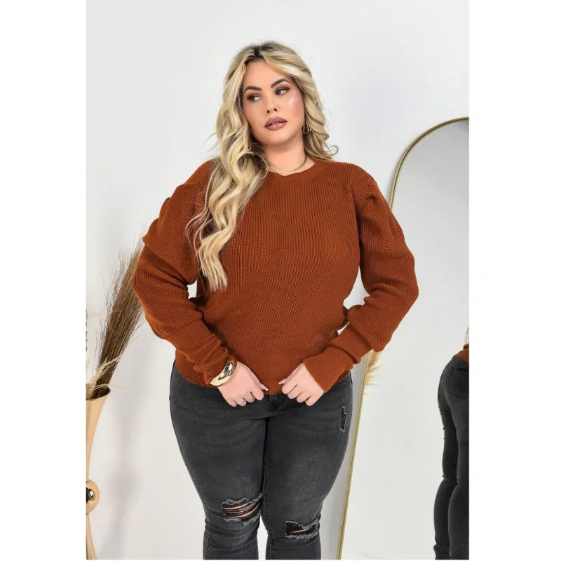 Blusa suéter tricô plus size ferrugem com manga bufante princesa e gola redonda.