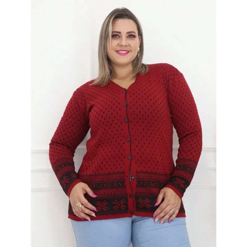 Suéter plus size vermelho com botões, decote V e manga longa.