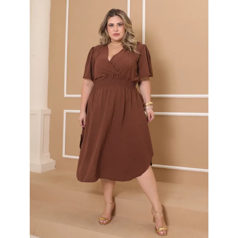 Vestido midi plus size transpassado marrom com manga bufante feminino.
