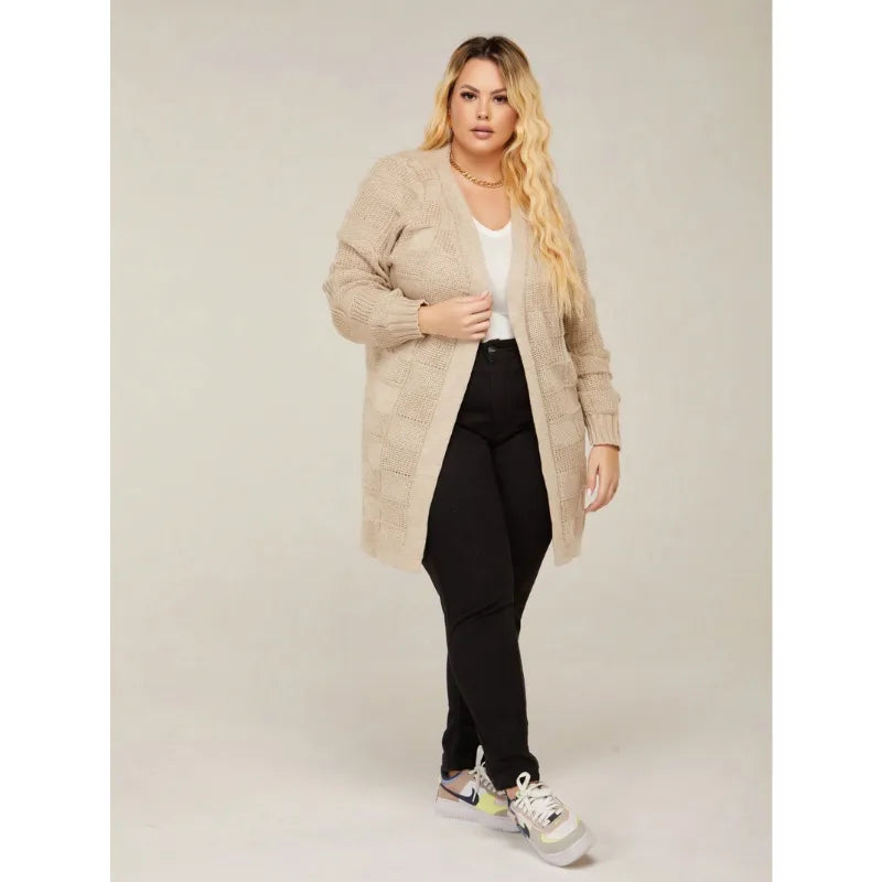 Cardigan feminino plus size em lã tricô quadriculado com manga longa.