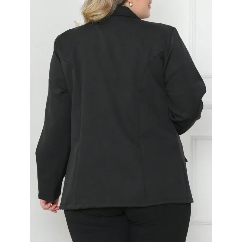 Blazer feminino plus size preto de alfaiataria com botão.