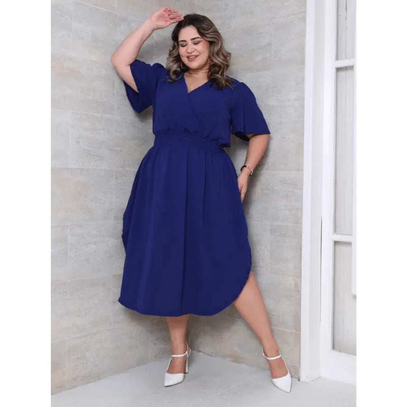 Vestido midi plus size transpassado Azul com manga bufante feminino.