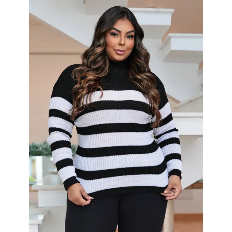 Blusa tricô feminina plus size listrada preta e branca com gola alta cacharrel.