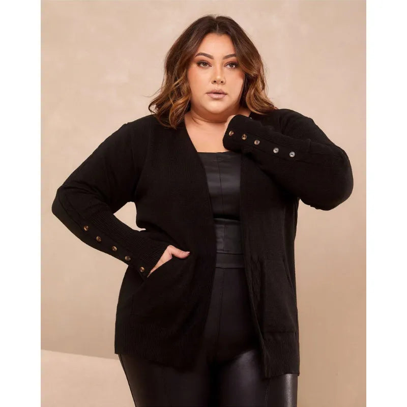 Cardigan casaco feminino plus size preto em tricô com botão na manga e bolsos.