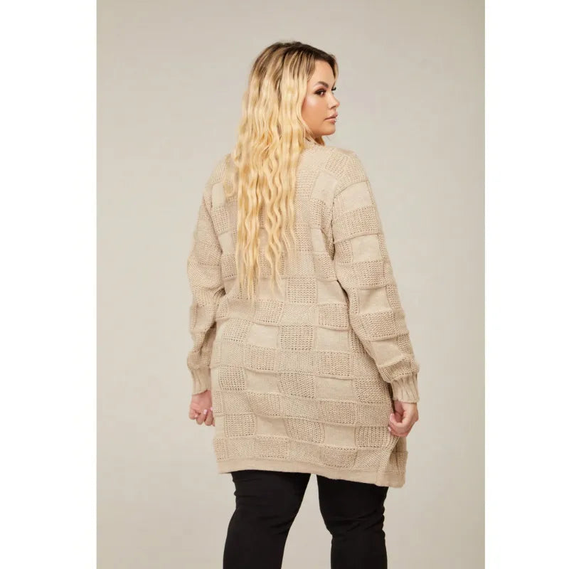 Cardigan feminino plus size em lã tricô quadriculado com manga longa.