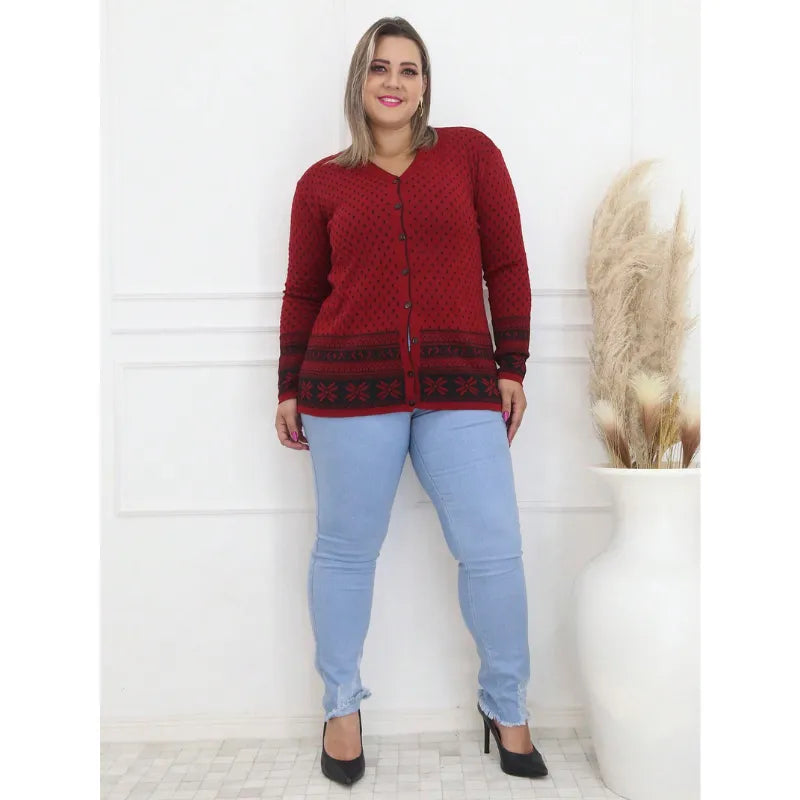 Suéter plus size vermelho com botões, decote V e manga longa.