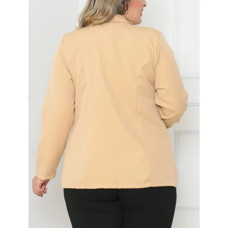 Blazer feminino plus size preto de alfaiataria com botão.