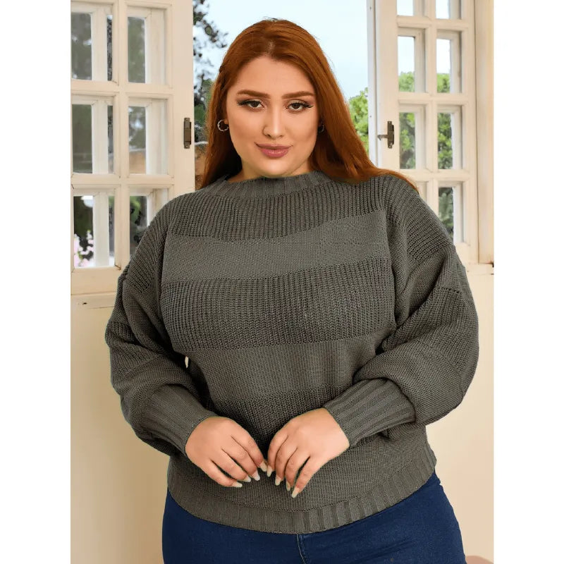 Suéter plus size de tricô grosso marrom com ombro caído.