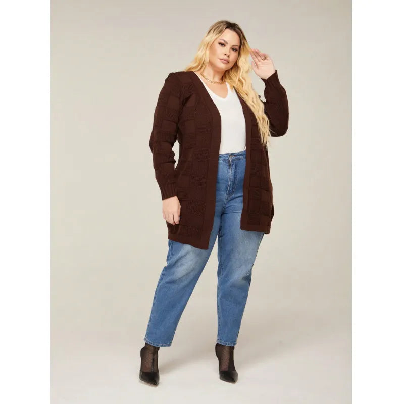 Cardigan feminino plus size em lã tricô quadriculado com manga longa.
