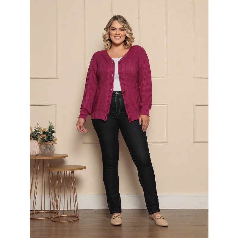 Casaco suéter plus size feminino roxo com botão trançado oversized.