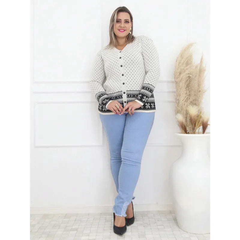 Suéter plus size vermelho com botões, decote V e manga longa.