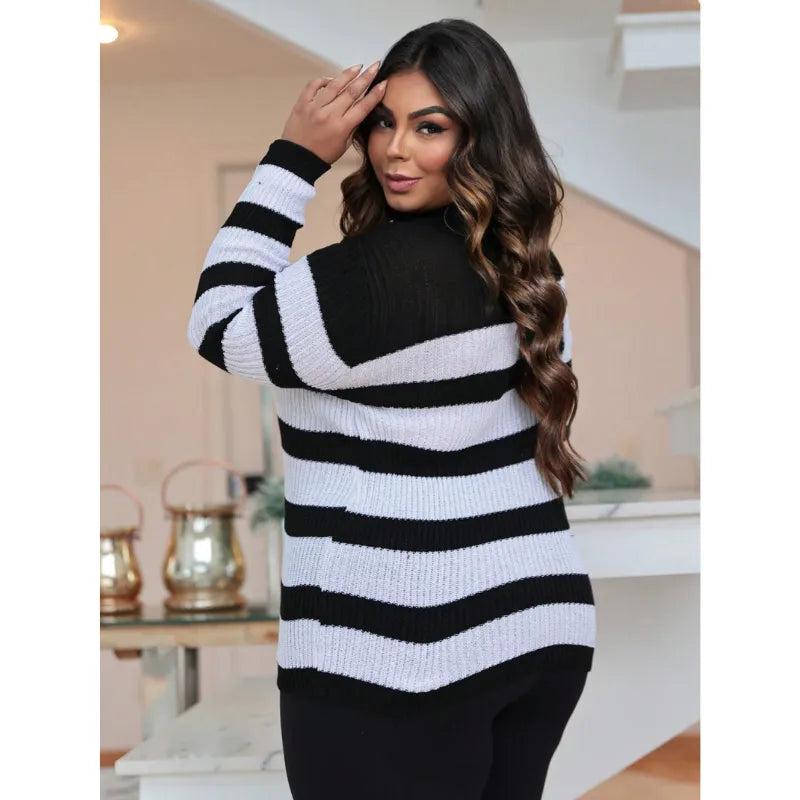 Blusa tricô feminina plus size listrada preta e branca com gola alta cacharrel.