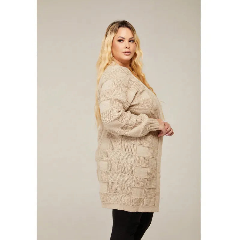 Cardigan feminino plus size em lã tricô quadriculado com manga longa.