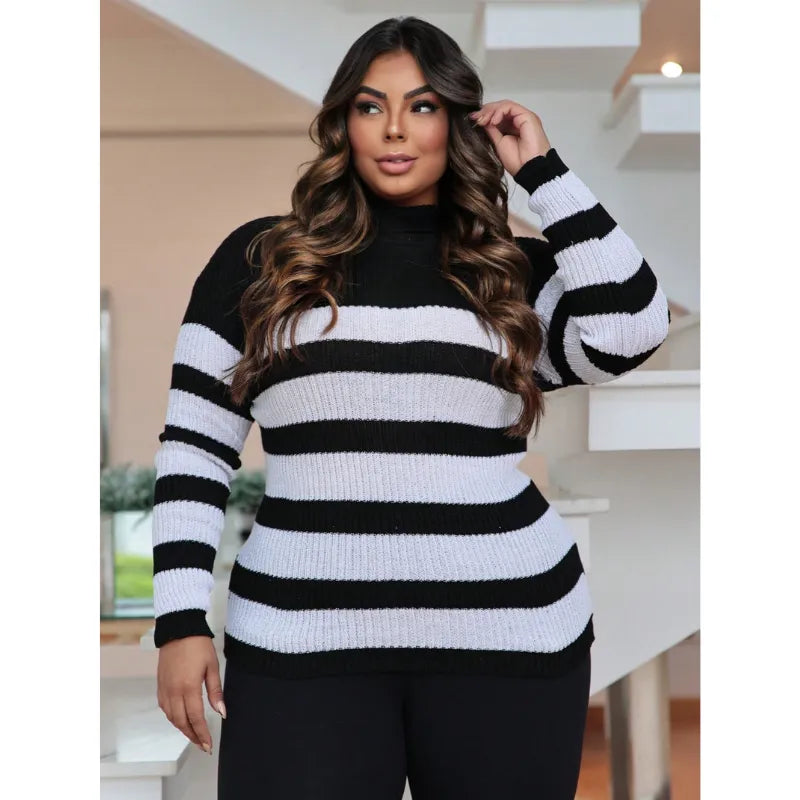 Blusa tricô feminina plus size listrada preta e branca com gola alta cacharrel.