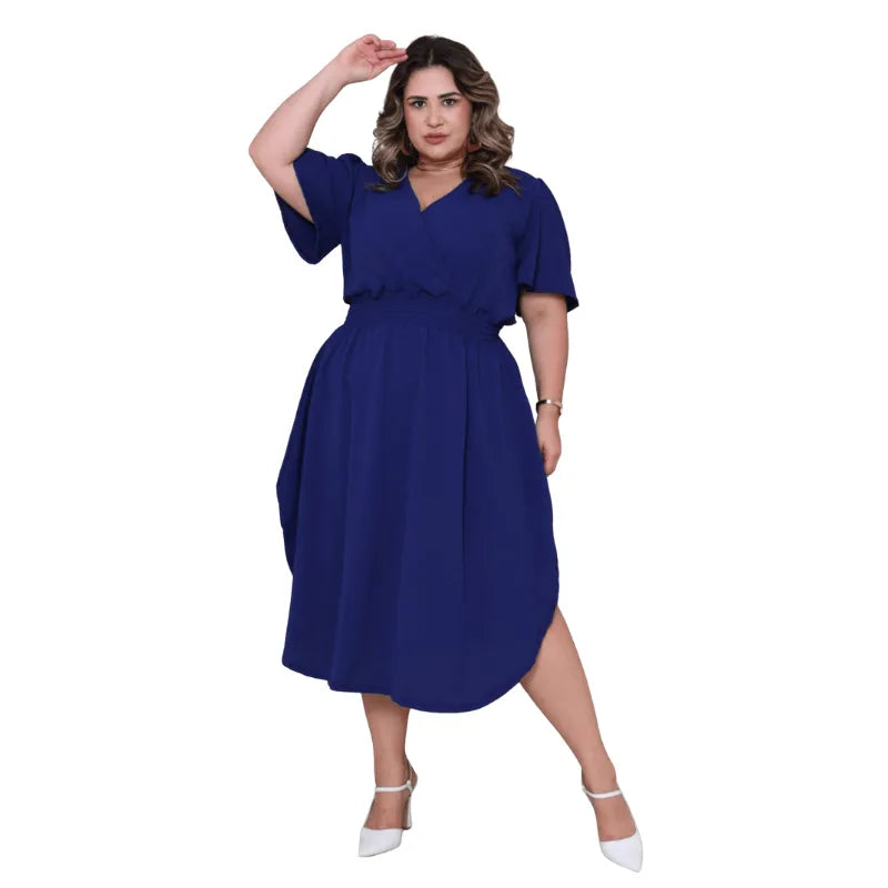 Vestido midi plus size transpassado Azul com manga bufante feminino.