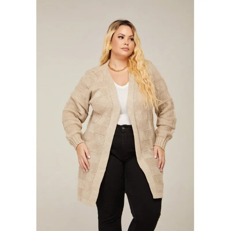 Cardigan feminino plus size em lã tricô quadriculado com manga longa.