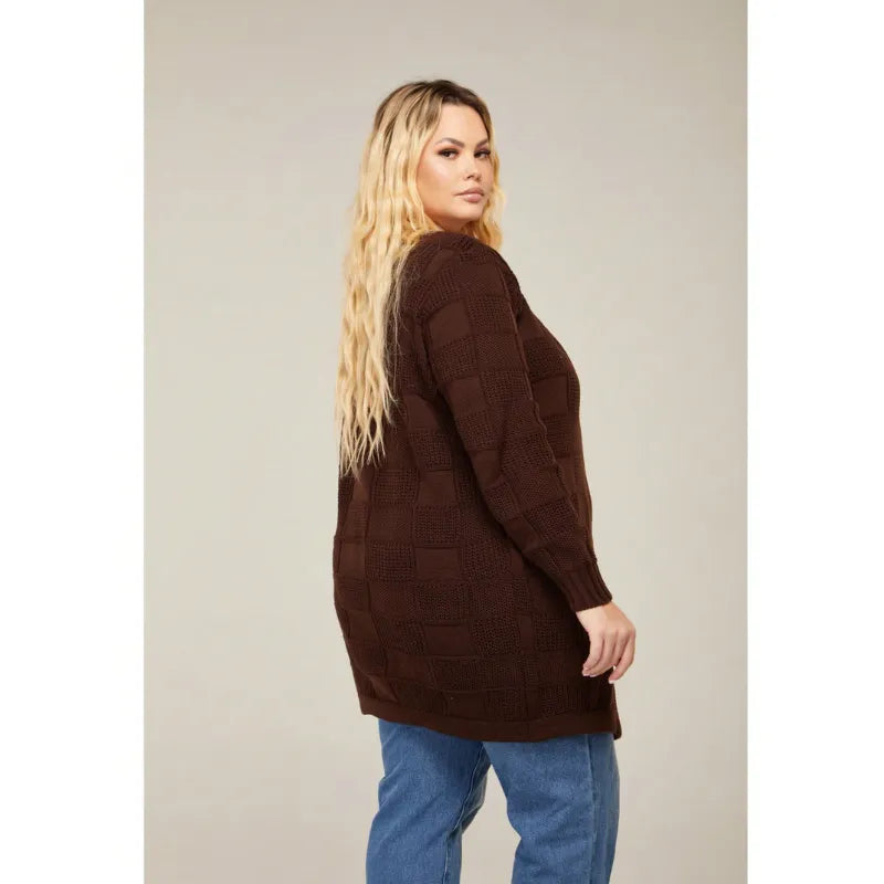 Cardigan feminino plus size em lã tricô quadriculado com manga longa.