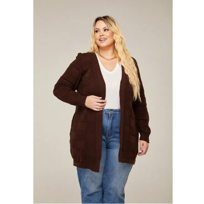 Cardigan feminino plus size em lã tricô quadriculado com manga longa.