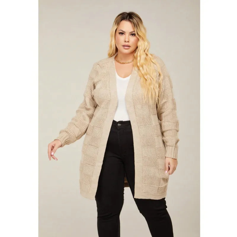 Cardigan feminino plus size em lã tricô quadriculado com manga longa.