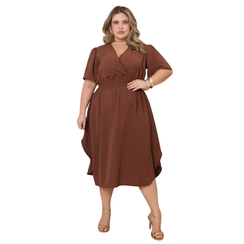 Vestido midi plus size transpassado marrom com manga bufante feminino.