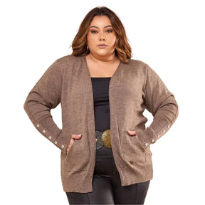 Cardigan casaco feminino plus size preto em tricô com botão na manga e bolsos.