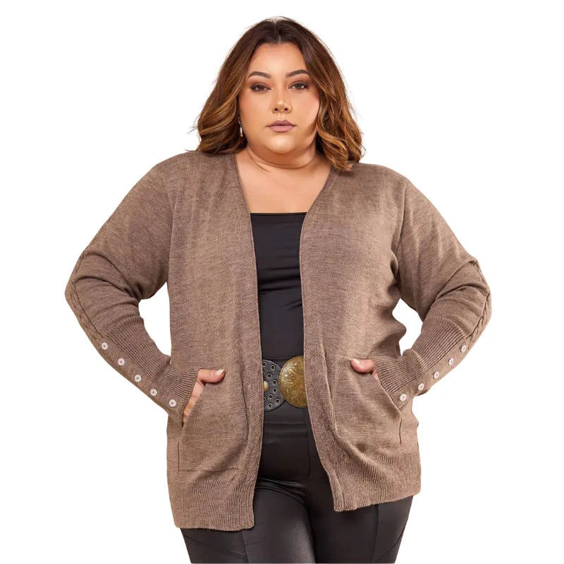 Cardigan casaco feminino plus size preto em tricô com botão na manga e bolsos.