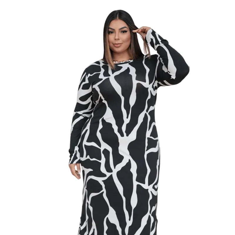 Vestido longo plus size estampado de inverno com manga longa e gola redonda.

