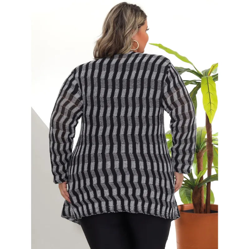 Cardigan kimono plus size preto e branco em tricô com estampa zig zag.

