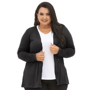 Cardigan kimono feminino plus size preto com manga longa e fenda em malha leve.