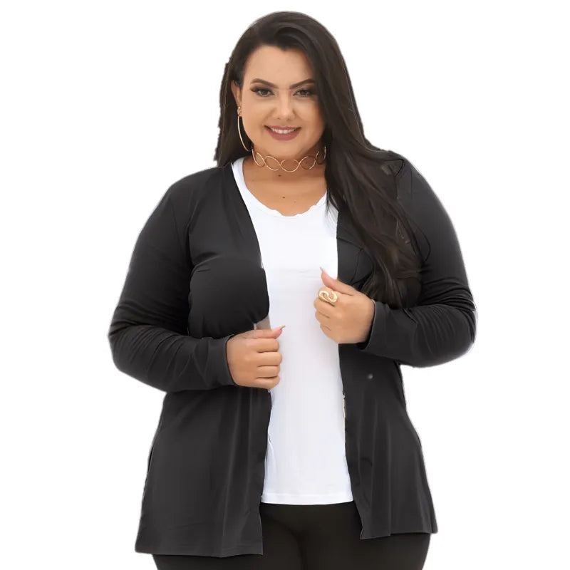 Cardigan kimono feminino plus size preto com manga longa e fenda em malha leve.