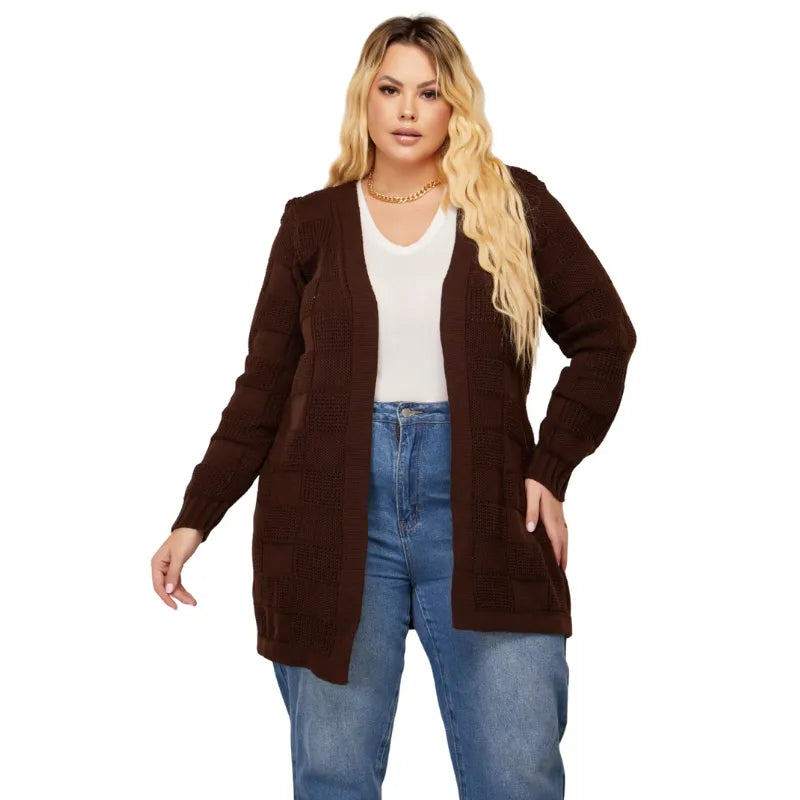 Cardigan feminino plus size em lã tricô quadriculado com manga longa.