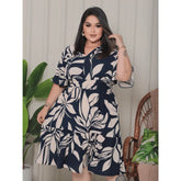 Vestido curto plus size floral azul marinho com babado e cinto feminino.