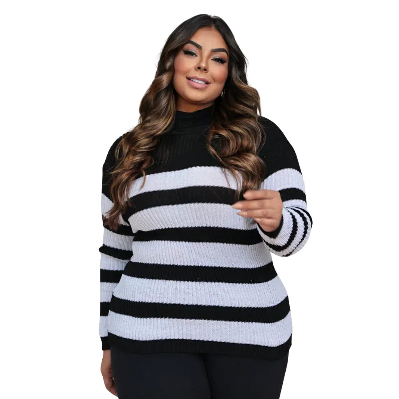 Blusa tricô feminina plus size listrada preta e branca com gola alta cacharrel.