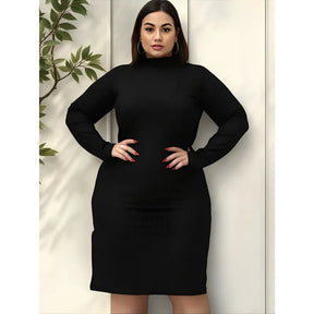 Vestido cacharrel plus size com gola alta e manga longa slim fit.


