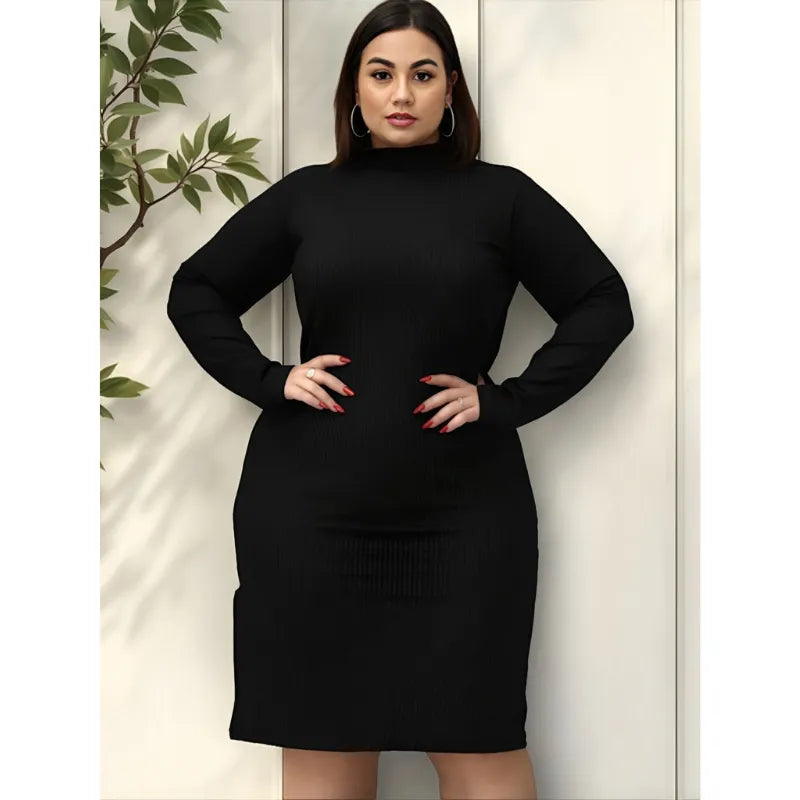 Vestido cacharrel plus size com gola alta e manga longa slim fit.

