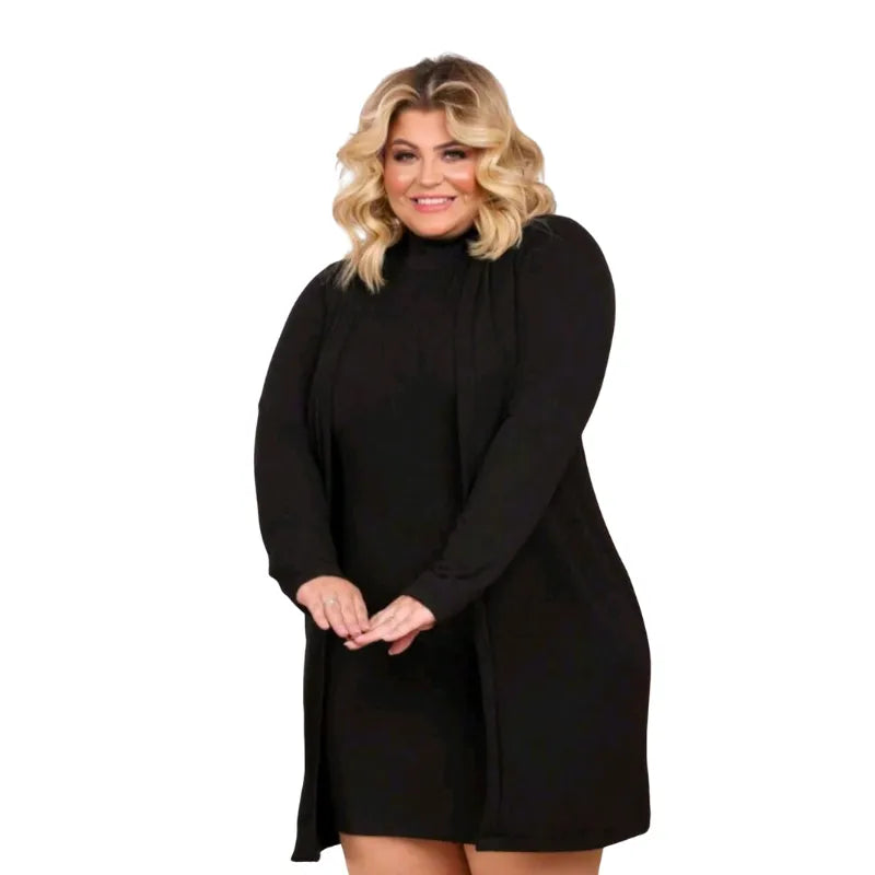 Conjunto plus size de inverno em lã com vestido preto e cardigan manga longa.