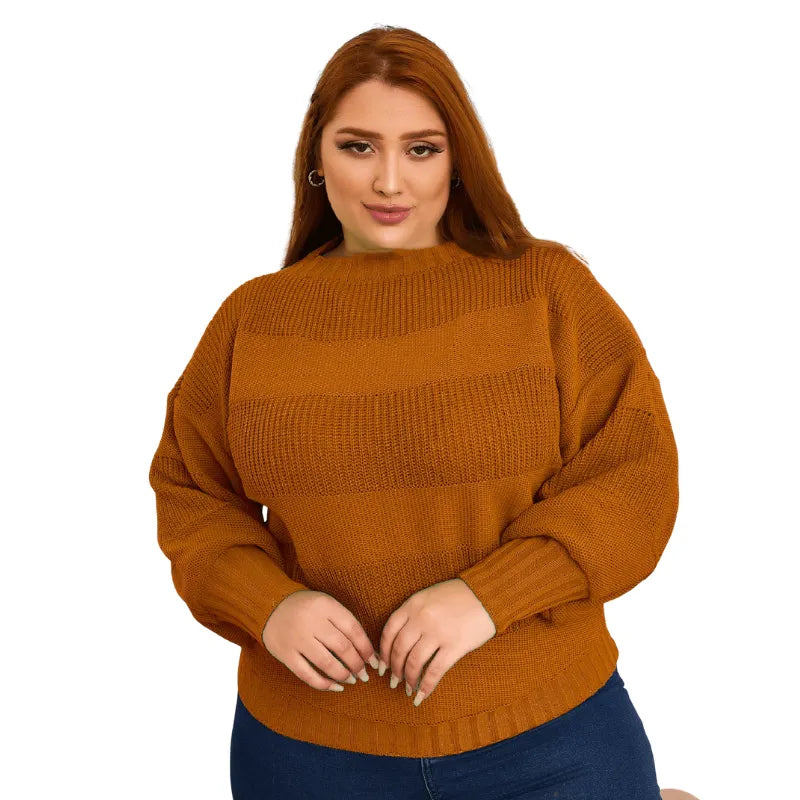 Suéter plus size de tricô grosso marrom com ombro caído.