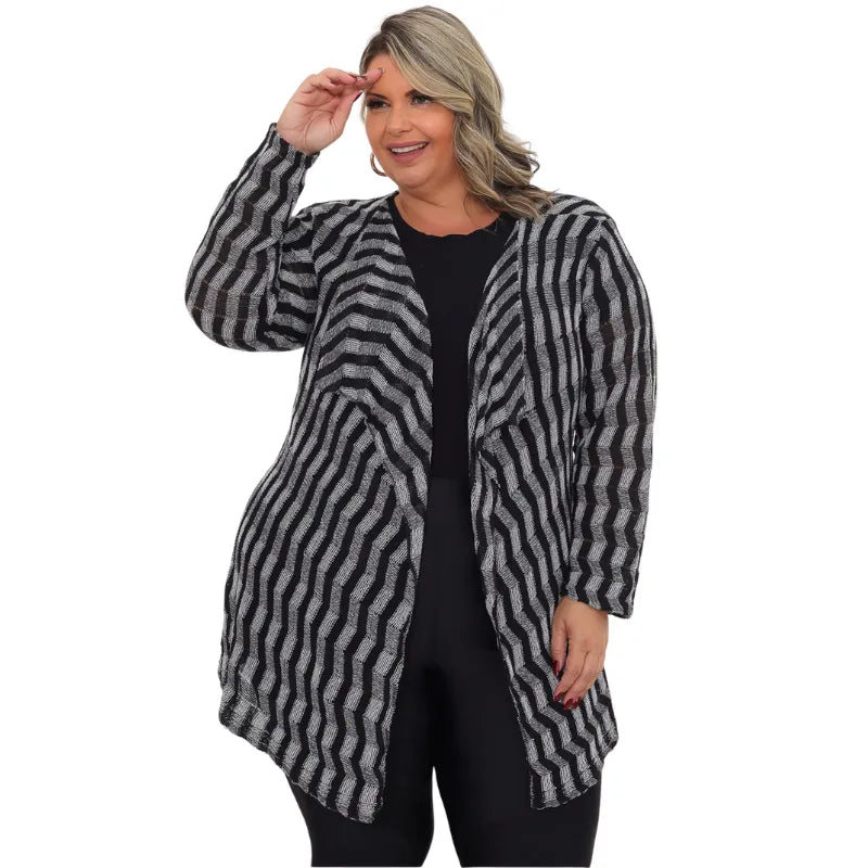 Cardigan kimono plus size preto e branco em tricô com estampa zig zag.

