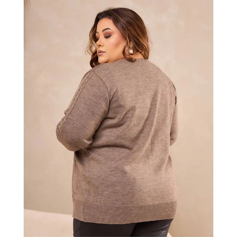 Cardigan casaco feminino plus size preto em tricô com botão na manga e bolsos.