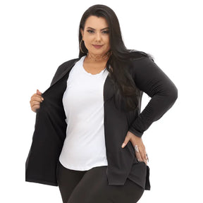 Cardigan kimono feminino plus size preto com manga longa e fenda em malha leve.