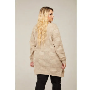 Cardigan feminino plus size em lã tricô quadriculado com manga longa.