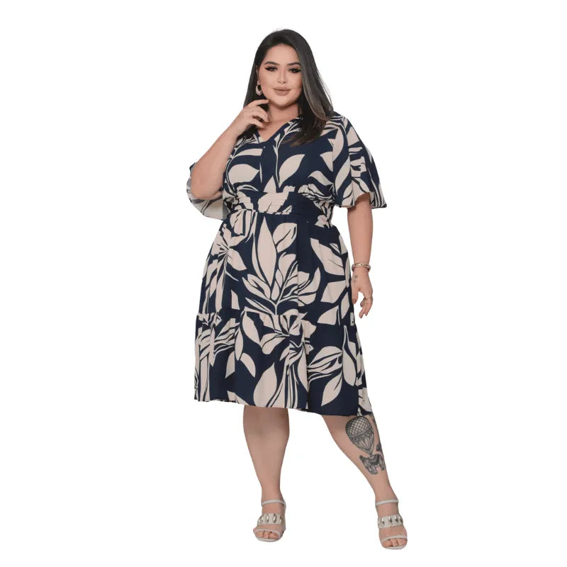 Vestido curto plus size floral azul marinho com babado e cinto feminino.
