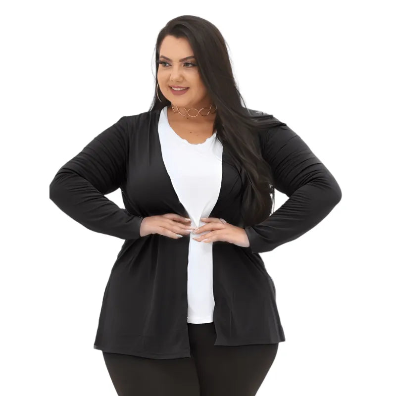Cardigan kimono feminino plus size preto com manga longa e fenda em malha leve.