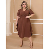 Vestido midi plus size transpassado marrom com manga bufante feminino.