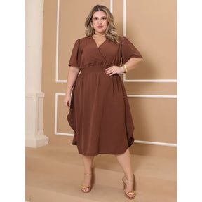 Vestido midi plus size transpassado marrom com manga bufante feminino.
