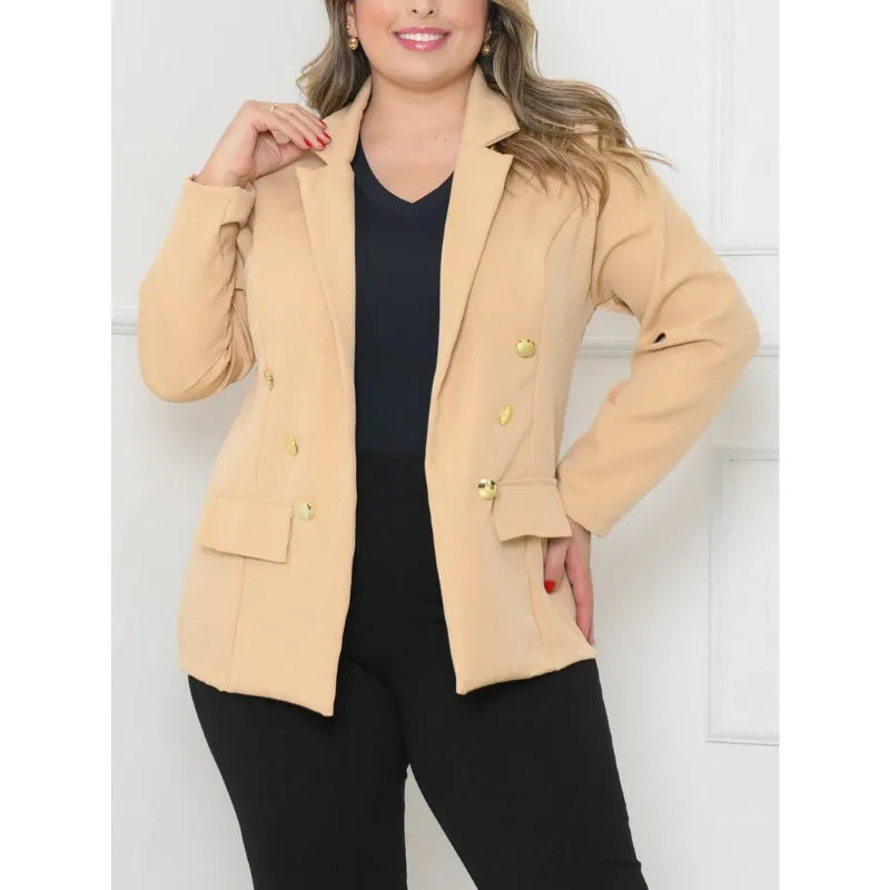 Blazer feminino plus size preto de alfaiataria com botão.