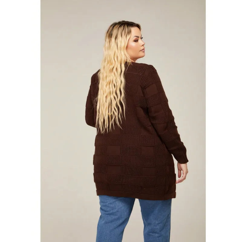 Cardigan feminino plus size em lã tricô quadriculado com manga longa.